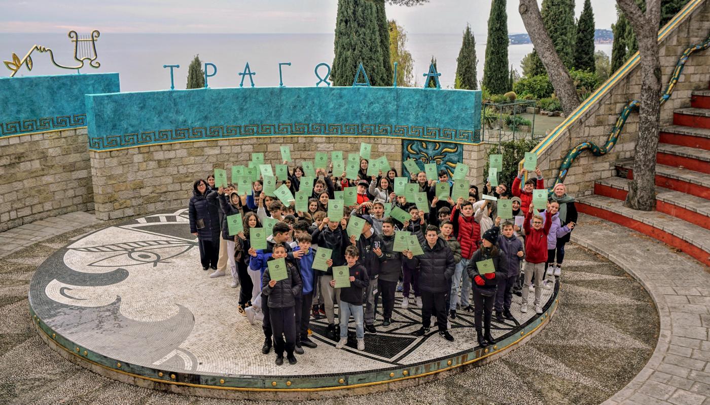 Groupe de collégiens italiens sur la scène de l'amphithéâtre Jean Cocteau du CMEF à Cap d'Ail.