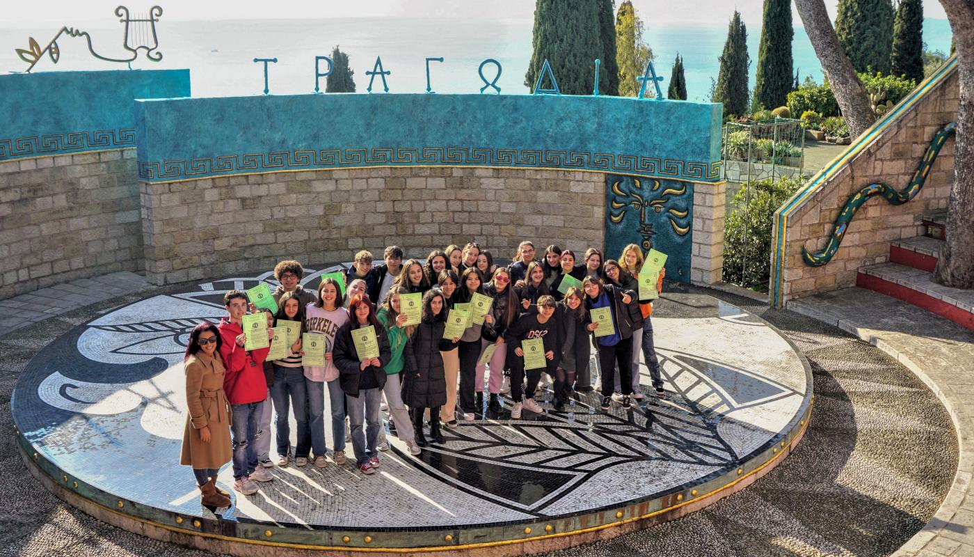 Groupe de lycéens italiens sur la scène de l'amphithéâtre Jean Cocteau du CMEF à Cap d'Ail.